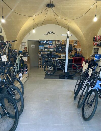 Atelier de réparation de vélos à Paradou